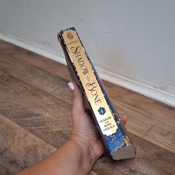 Shadow and Bone By Leigh Bardugo - Picture 3 of 3